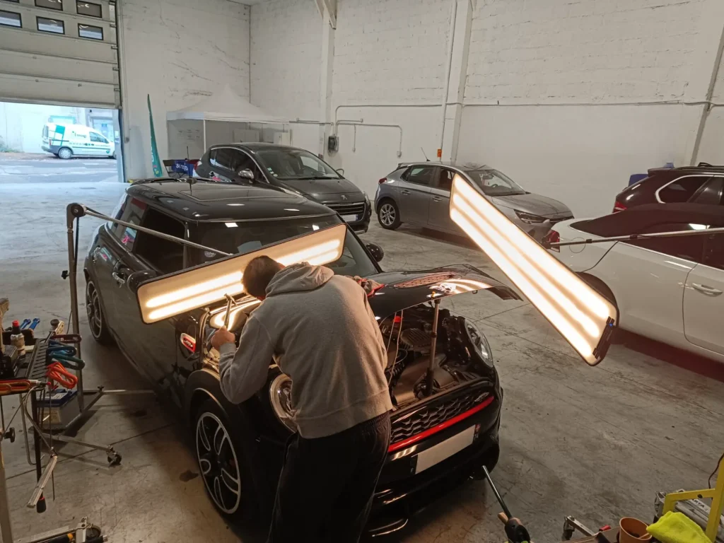 Réparation grêle voiture en France & Europe : débosselage sans peinture dans notre garage carrosserie spécialisé.