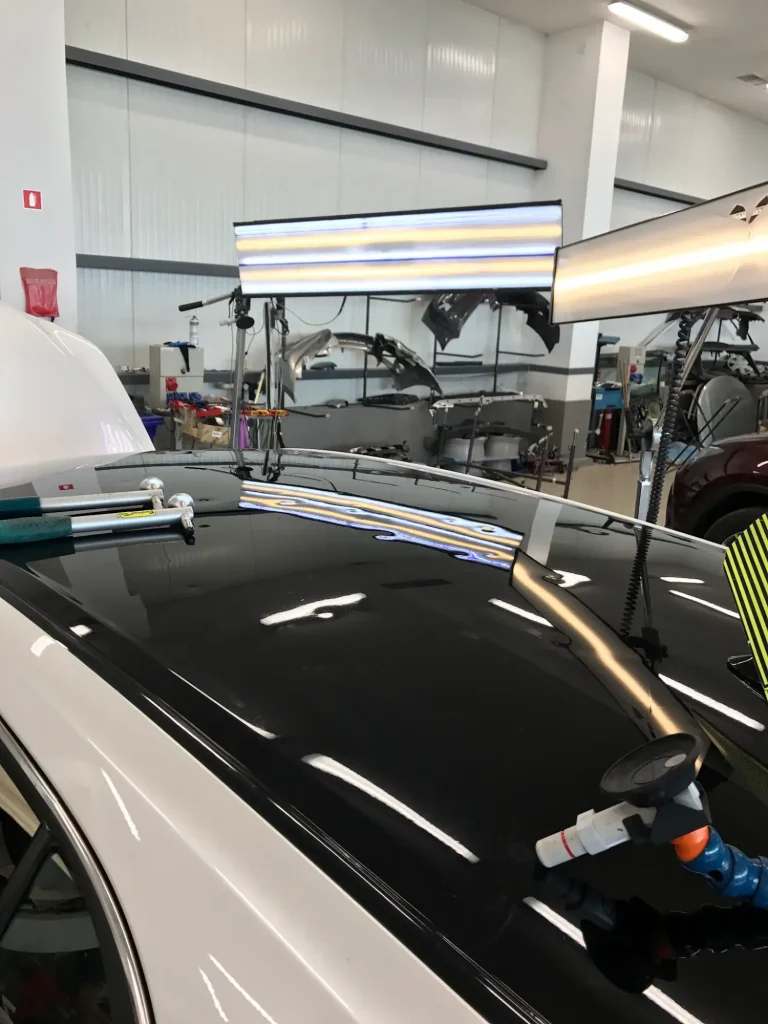 Réparation grêle voiture en France & Europe : débosselage sans peinture dans notre garage carrosserie spécialisé.