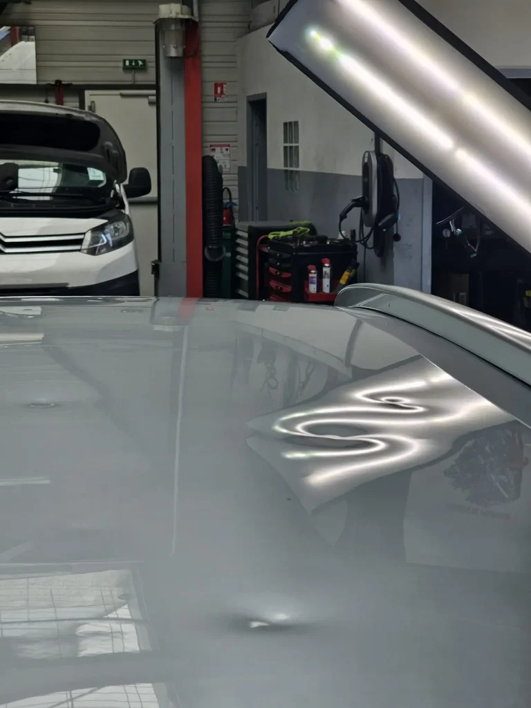 Réparation grêle voiture en France & Europe : débosselage sans peinture dans notre garage carrosserie spécialisé.