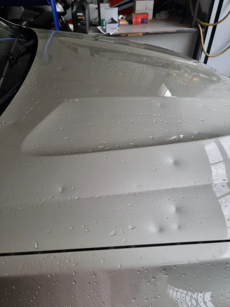 Réparation grêle voiture en France & Europe : débosselage sans peinture dans notre garage carrosserie spécialisé.