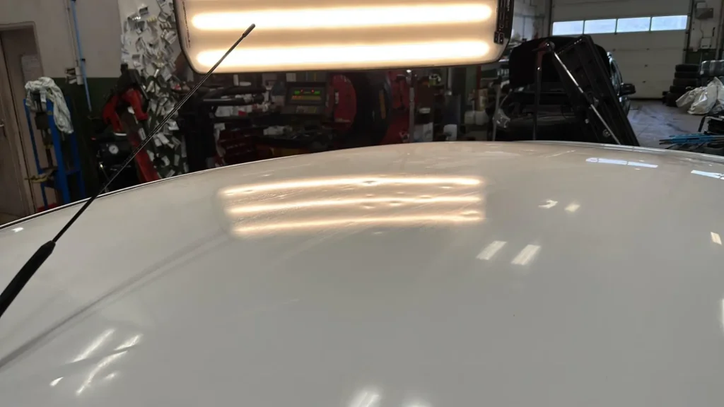 Réparation grêle voiture en France & Europe : débosselage sans peinture dans notre garage carrosserie spécialisé.