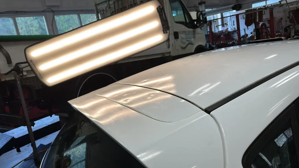 Réparation grêle voiture en France & Europe : débosselage sans peinture dans notre garage carrosserie spécialisé.