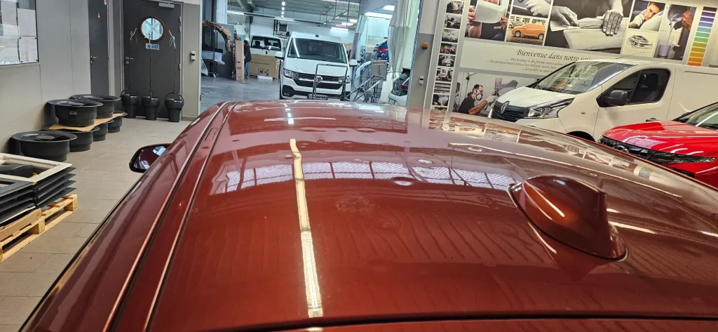 Réparation grêle voiture en France & Europe : débosselage sans peinture dans notre garage carrosserie spécialisé.