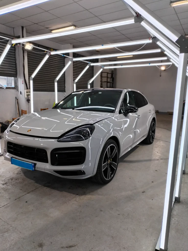 Réparation grêle voiture en France & Europe : débosselage sans peinture dans notre garage carrosserie spécialisé.