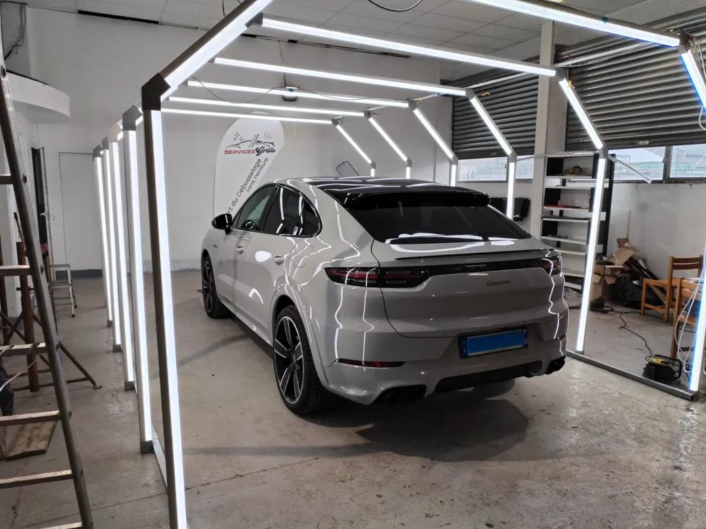 Réparation grêle voiture en France & Europe : débosselage sans peinture dans notre garage carrosserie spécialisé.
