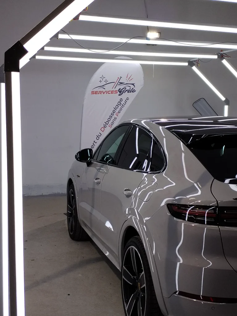 Réparation grêle voiture en France & Europe : débosselage sans peinture dans notre garage carrosserie spécialisé.