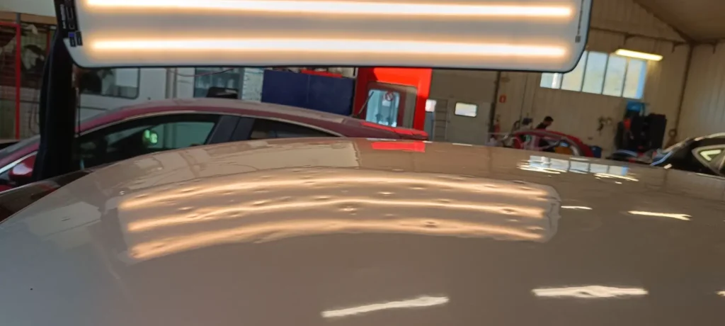 Réparation grêle voiture en France & Europe : débosselage sans peinture dans notre garage carrosserie spécialisé.