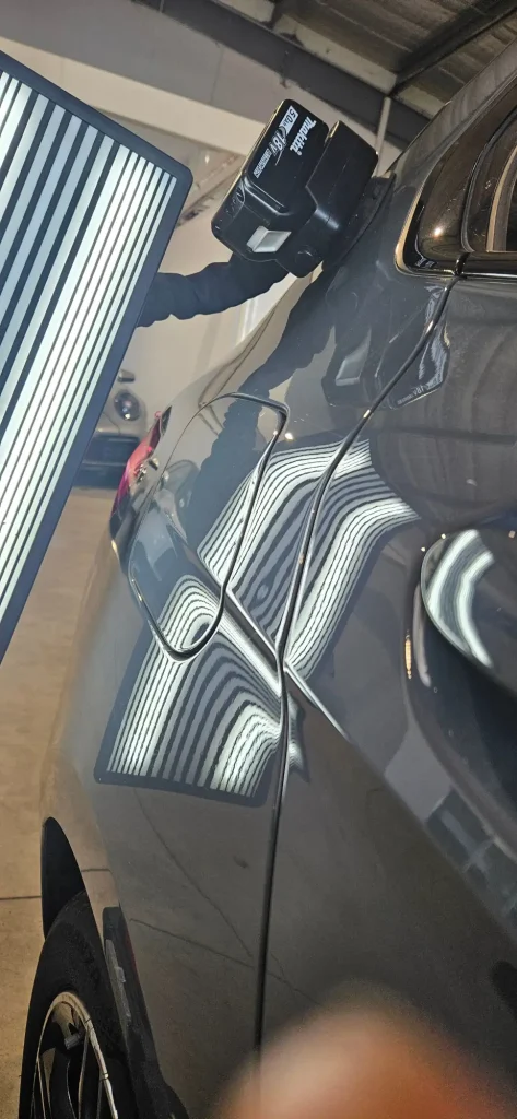 Réparation grêle voiture en France & Europe : débosselage sans peinture dans notre garage carrosserie spécialisé.