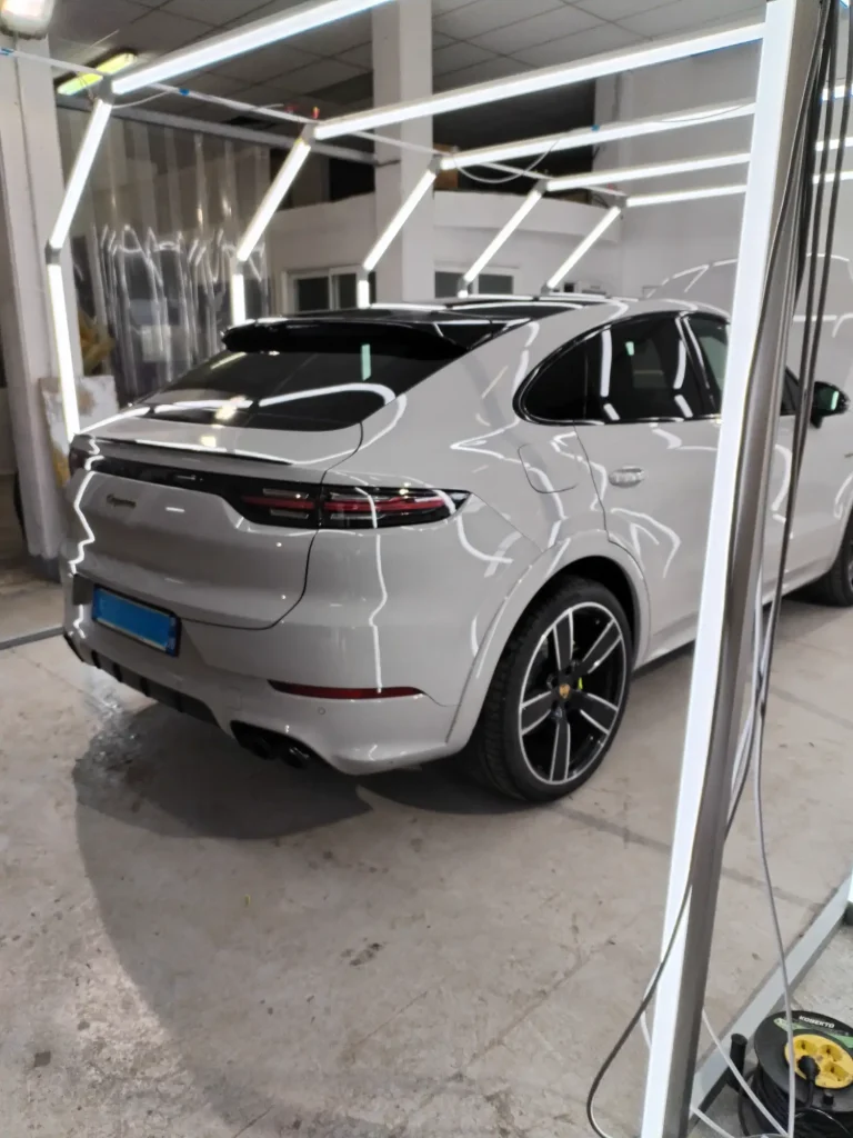 Réparation grêle voiture en France & Europe : débosselage sans peinture dans notre garage carrosserie spécialisé.
