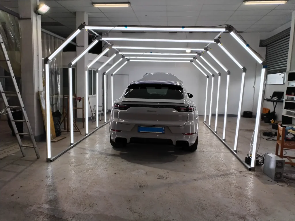 Réparation grêle voiture en France & Europe : débosselage sans peinture dans notre garage carrosserie spécialisé.