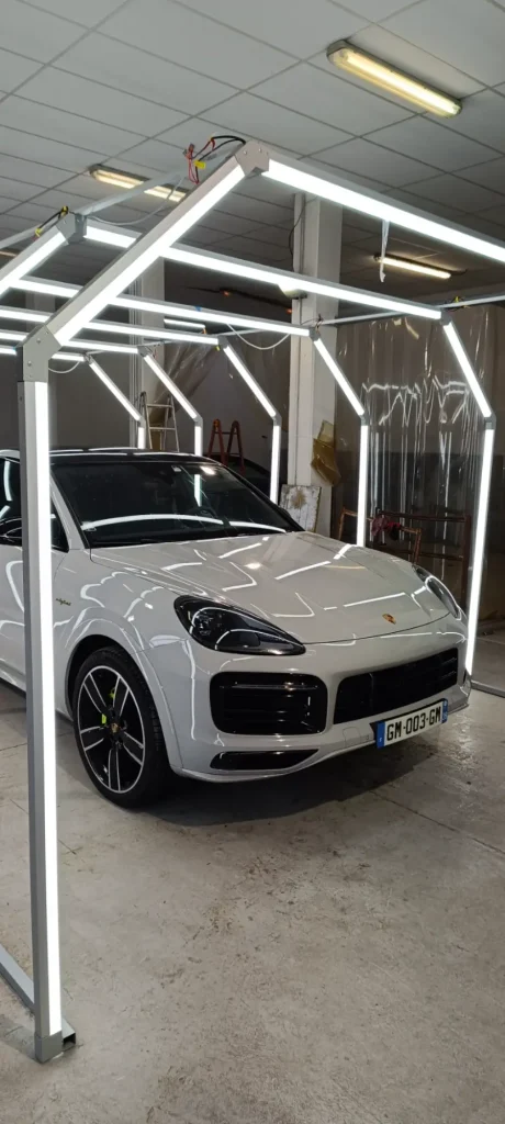 Réparation grêle voiture en France & Europe : débosselage sans peinture dans notre garage carrosserie spécialisé.